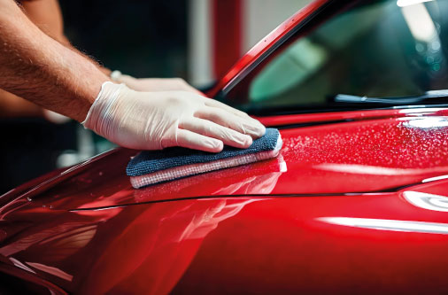Professionelle Lackpolitur – Motorhaube glänzt nach sorgfältiger Polierung mit Schwamm