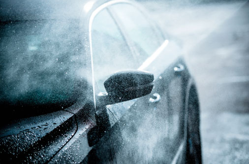 Professionelle Lackversiegelung – Wasser perlt langsam vom strahlend sauberen Fahrzeuglack ab