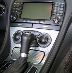 Perfekte Auto-Innenreinigung – glänzende, staubfreie Mittelkonsole mit Automatik-Schaltgetriebe und Multimedia-Display