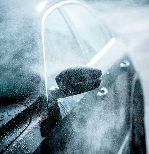 Mobiler Fahrzeugpflege-Service – strahlend sauberes Auto im Regen mit wasserabperlendem Lack