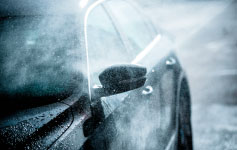 Mobiler Fahrzeugpflege-Service – Wasser perlt vom frisch polierten Auto ab, makelloser Lackschutz vor Ort