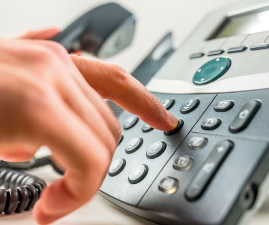 Mobile Fahrzeugpflege - Hand, die eine Telefonnummer auf einem Mobiltelefon wählt, symbolisiert Kontaktaufnahme.